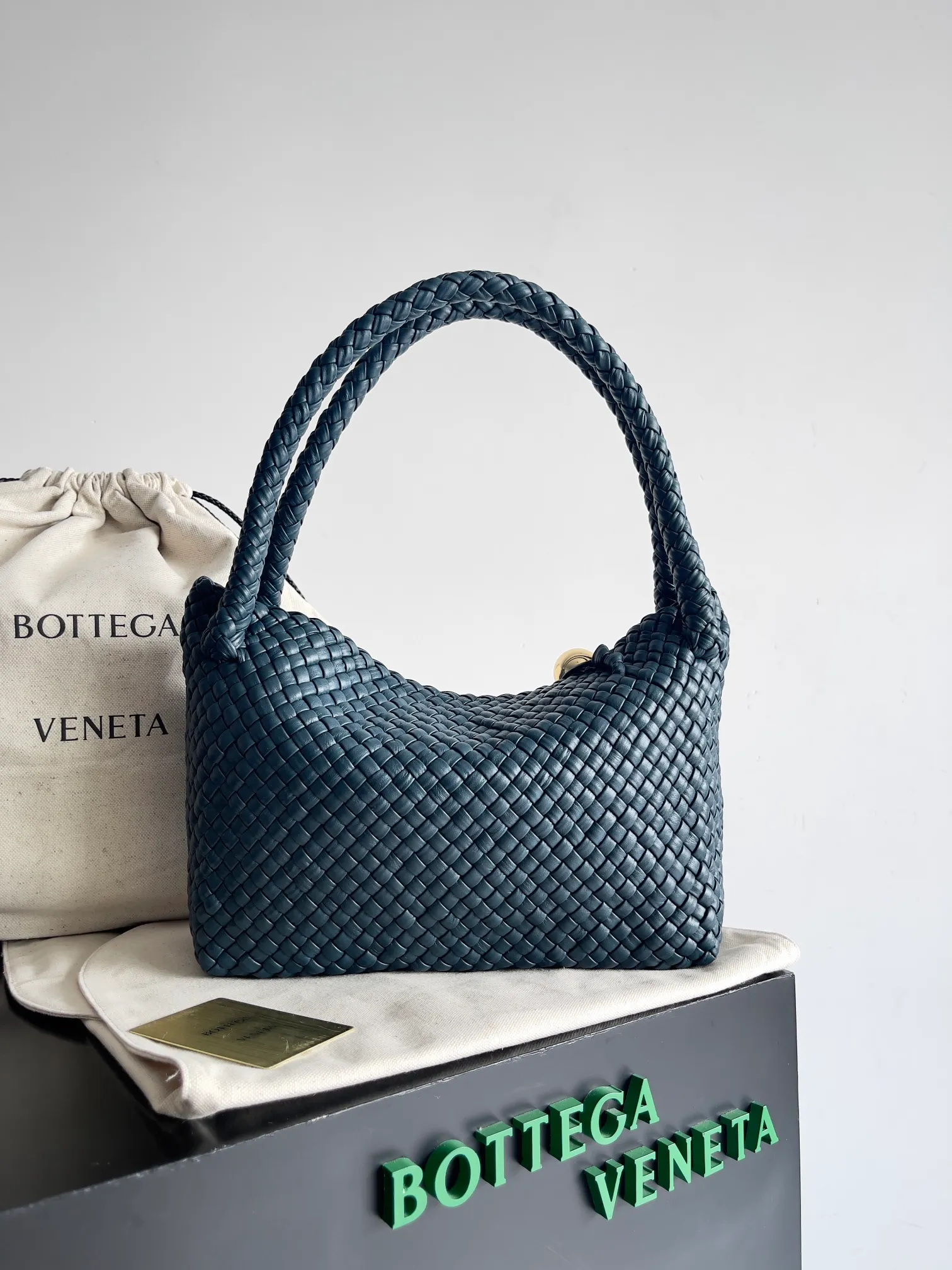 Batch 5760 BV collectible small woven handbags are really YYDS!! Bottega Veneta’s most classic small woven handbags are back! ! We use the highest quality leather with the highest craftsmanship❤️ to create the most expensive works. We have created the original Intrecciato leather weaving process❤️ This unique traditional exclusive leather weaving method has not only become our logo but also reflects the time-consuming and labor-intensive craftsmanship of our products❤️ The new TOSCA handbag must be a selection worth collecting🆕⚠️⚠️Babies, malachite can be sold separately and can be assembled by yourself Style number: 716974 Size: 27*9*18cm